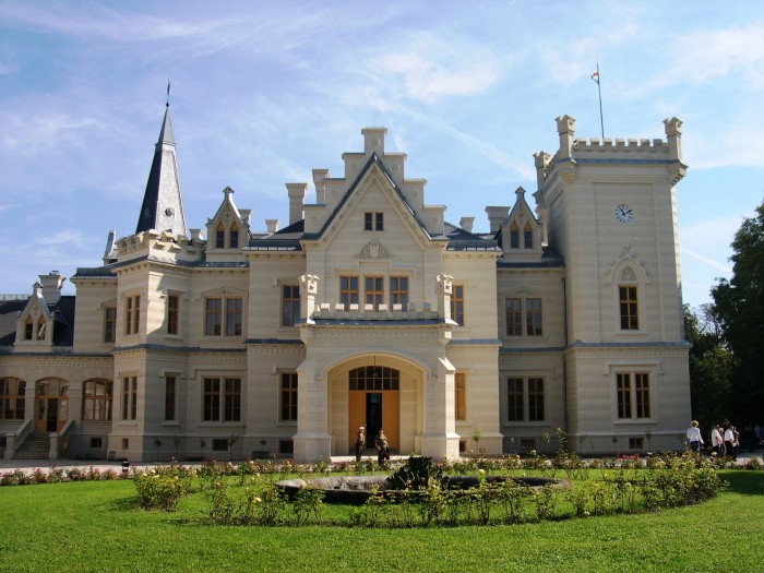 Nádasladány, Nádasdy-kastély homlokzatfelújítás